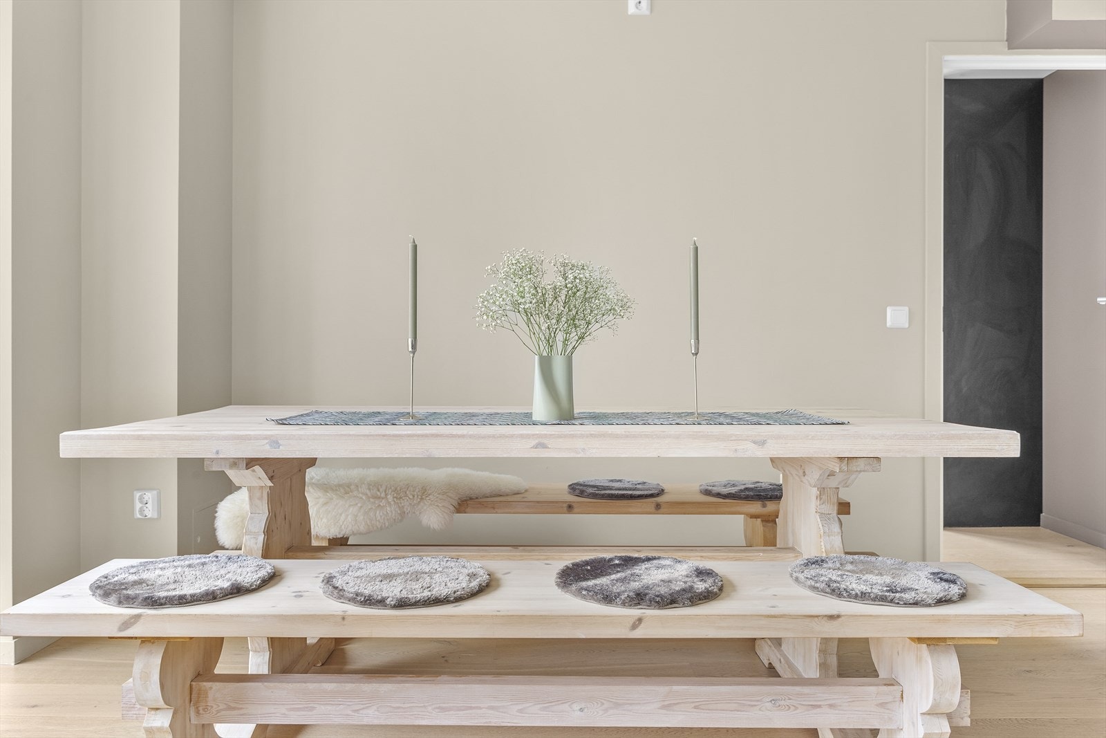 Stort, herlig kjøkken med god plass for å samle venner og familie til et bedre måltid. Sosialt og trivelig rom! Galleribilde