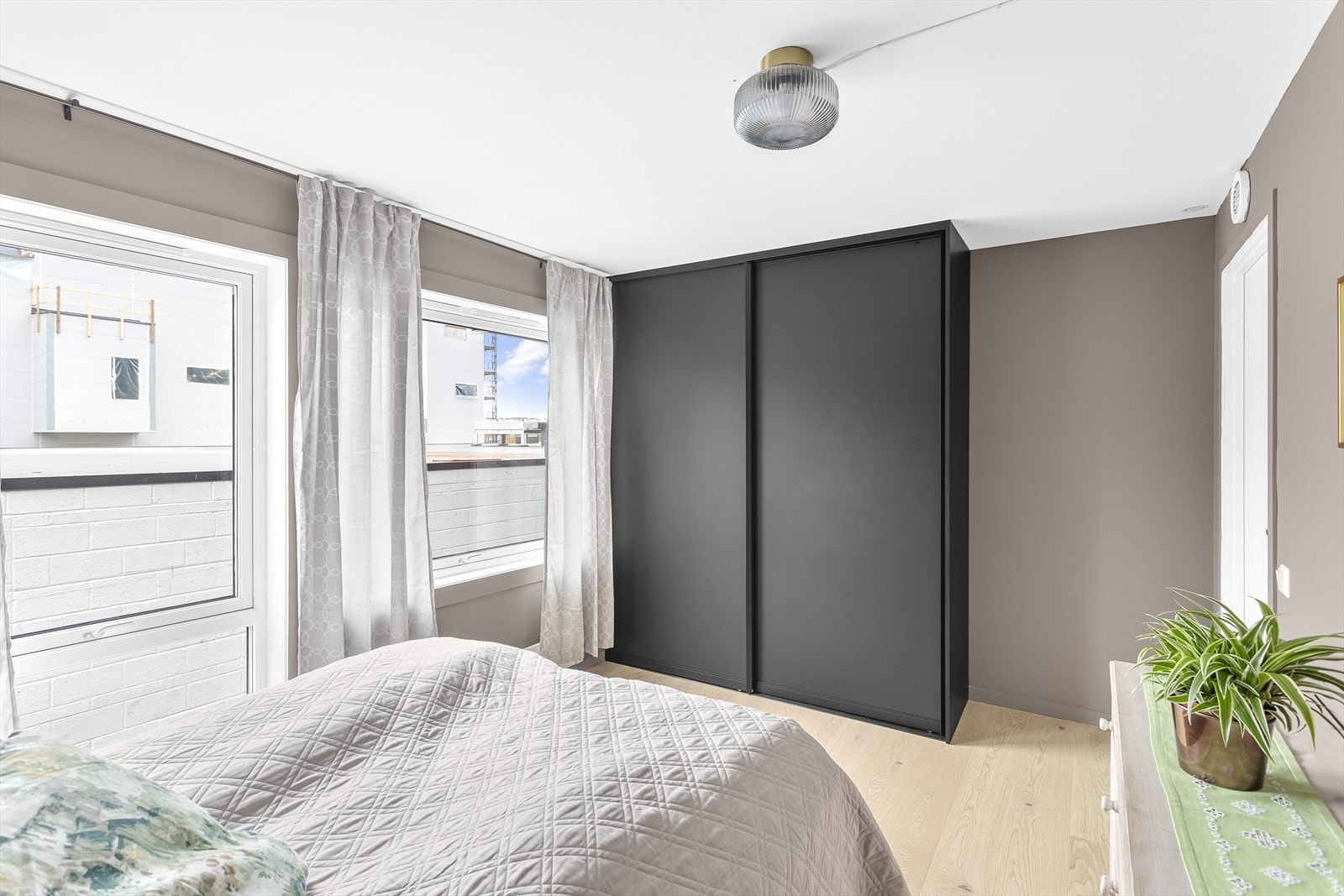 Oppbevaringsplass i garderobeskap eller annen oppbevaringsmøbel. Galleribilde