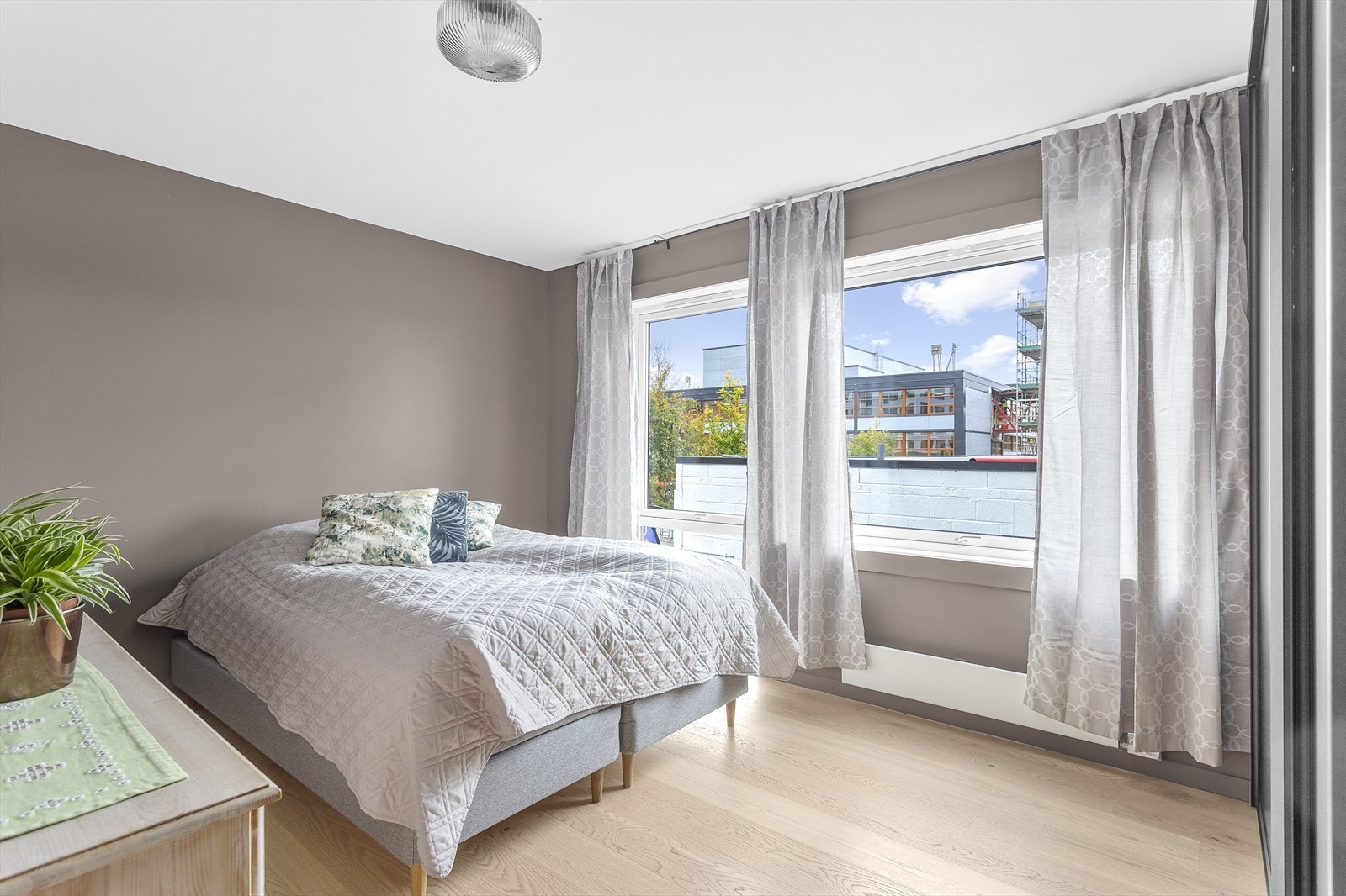 Stort, trivelig hovedsoverom med god plass for dobbeltseng og nattbord på hver side av sengen. Galleribilde