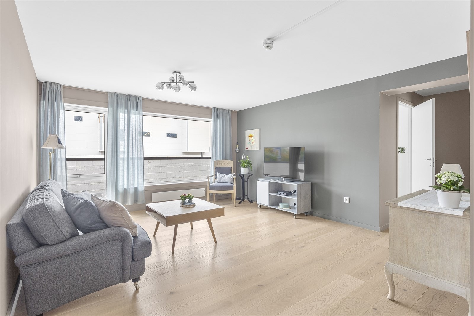 Trivelig stue med store vindusflater som slipper inn godt med dagslys. Galleribilde