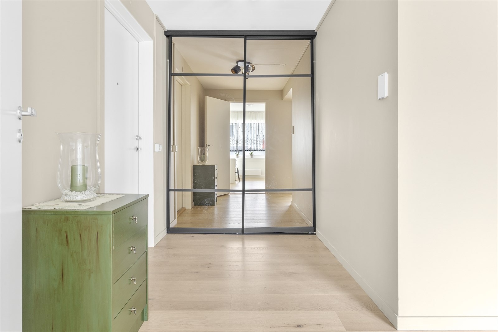 God plass til skoskap og oppheng i tillegg til medfølgende skyvedørsgarderobe med speilflate. Galleribilde