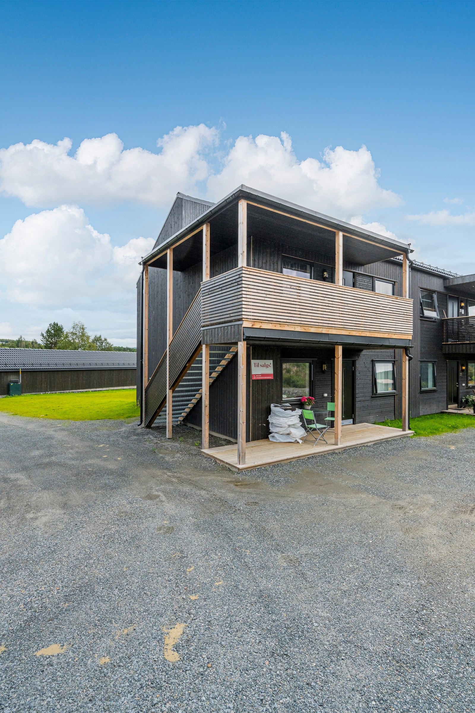 Leiligheten disponerer 1 biloppstillingsplass i felles carportanlegg i rekke. Galleribilde