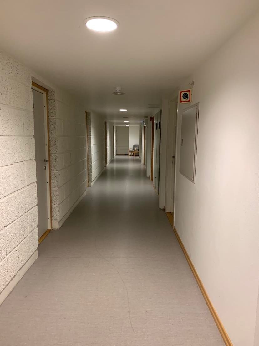 Korridor med eigne inngongar til kvar leilegheit. Galleribilde