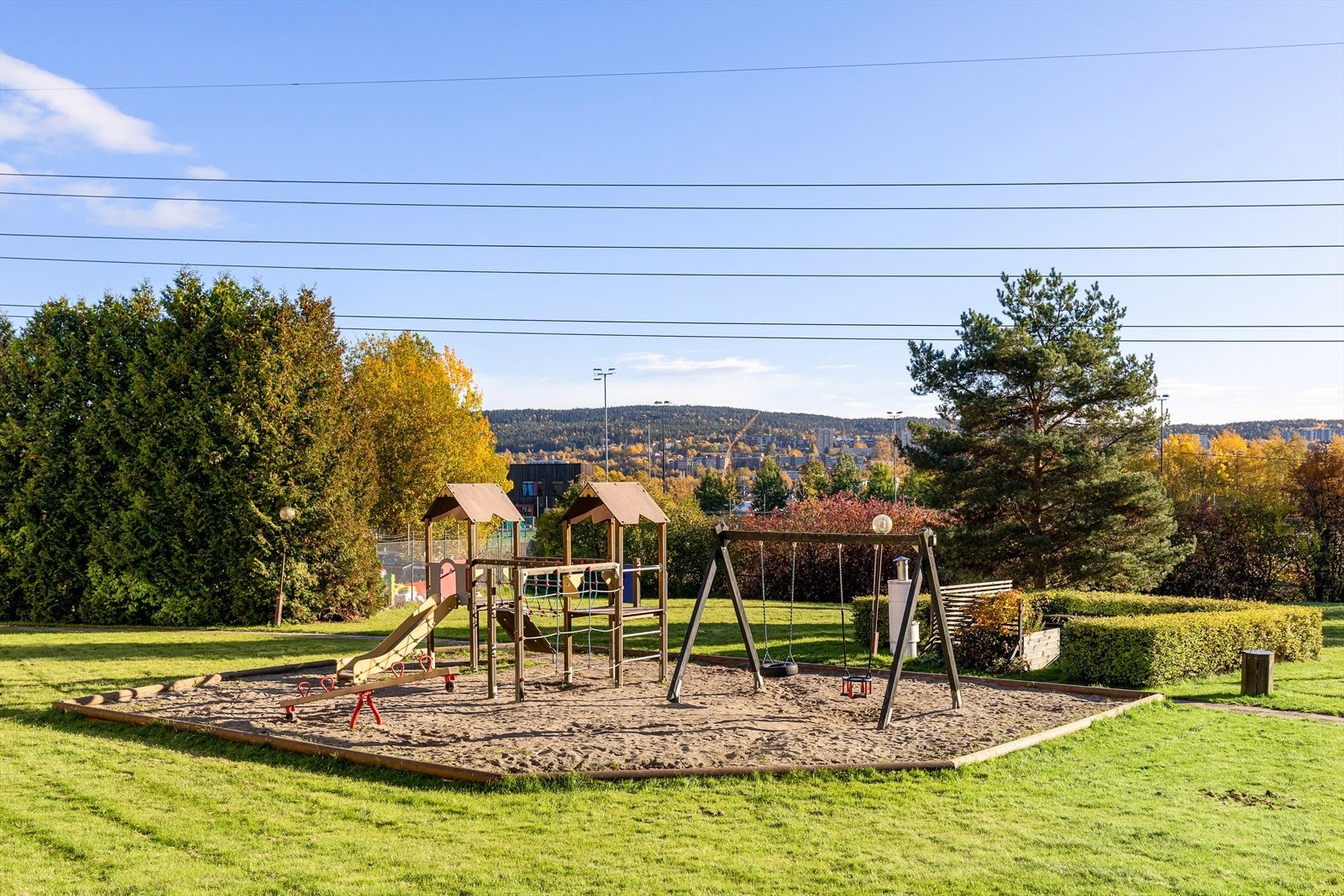 Borettslaget har flotte grøntarealer med lekepless, sittegrupper m.m. Galleribilde