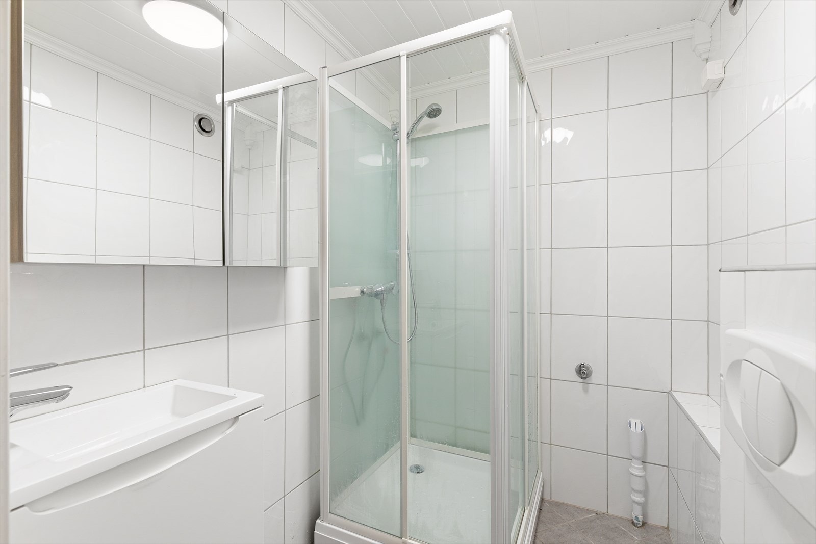 Flislagt baderom med dusjløsning. Ny innredning i 2022. Galleribilde