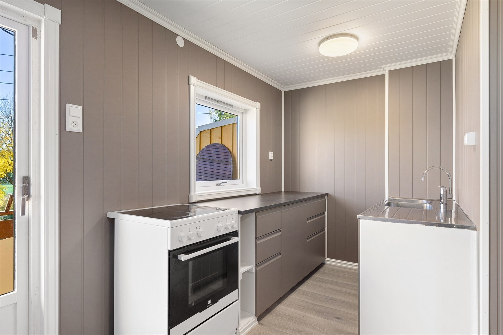 Pent kjøkken med flere nye skap fra IKEA. Galleribilde