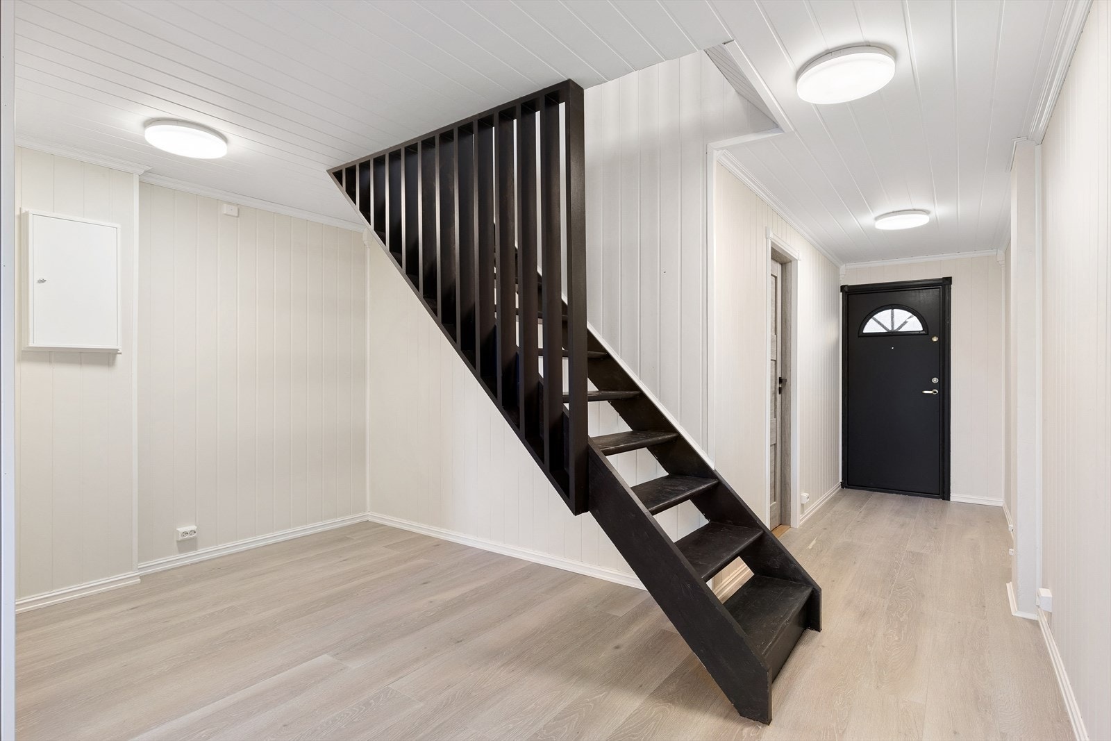 Nymalt trapp med fine detaljer. Galleribilde