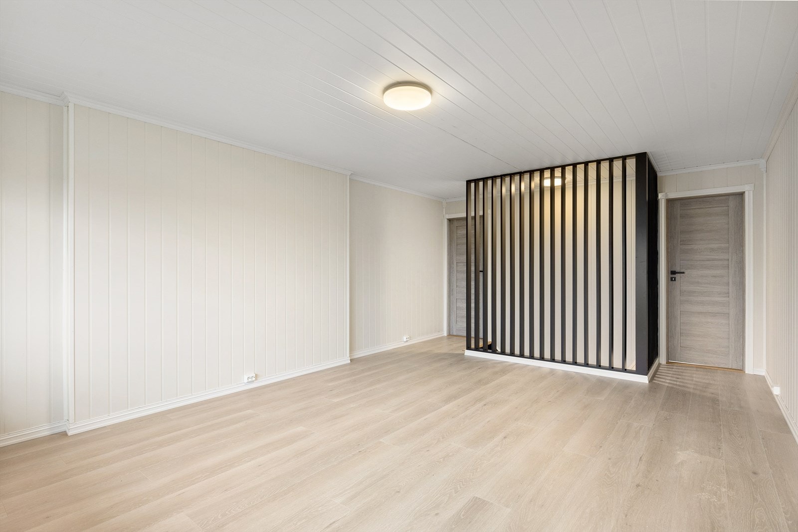 Stuen i andre etasje er oppusset i 2023 med ny enstavs laminat, nymalt panel på vegger med nye lister og pyntedetaljer. Galleribilde