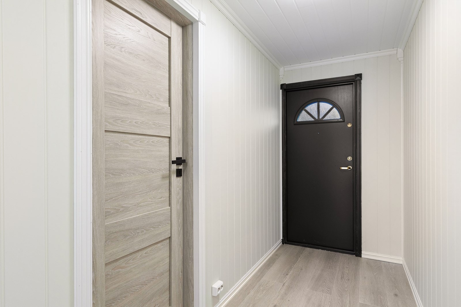 Gang med mulighet for etablering av garderobeløsning. Galleribilde