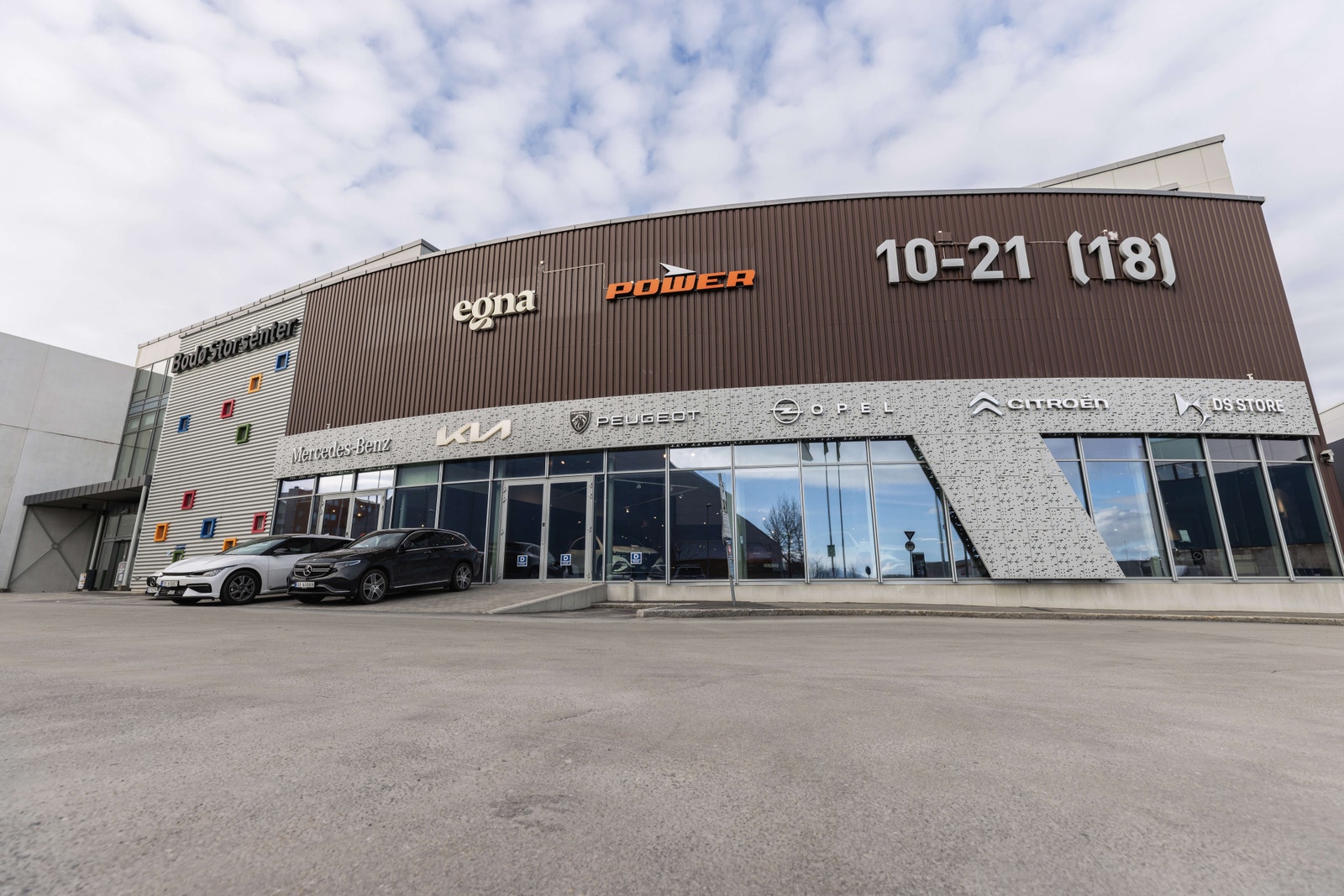 Eiendommen befinner seg i handelssentrum på Stormyra. Galleribilde