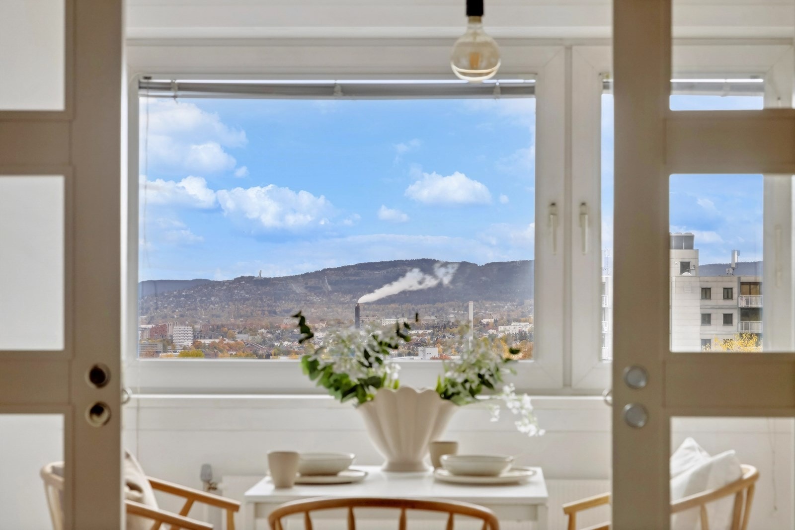 Separat spisestue med adkomst via skyvedører. Dette rommet kan også brukes som kontor, barnerom etc. Galleribilde