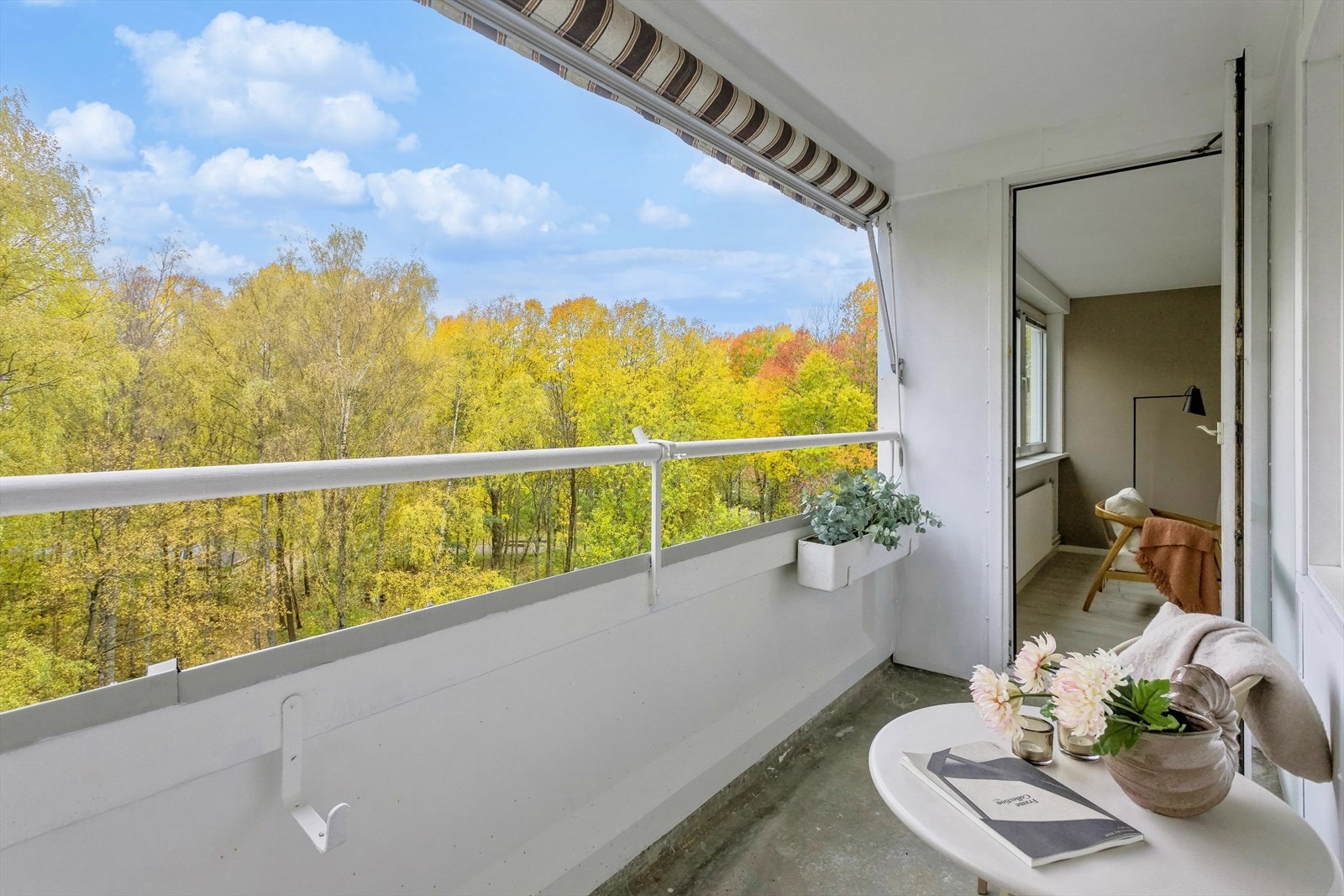 Balkongen er vendt mot syd/sydvest og er utstyrt med markise. Her får du solen hele dagen. Galleribilde