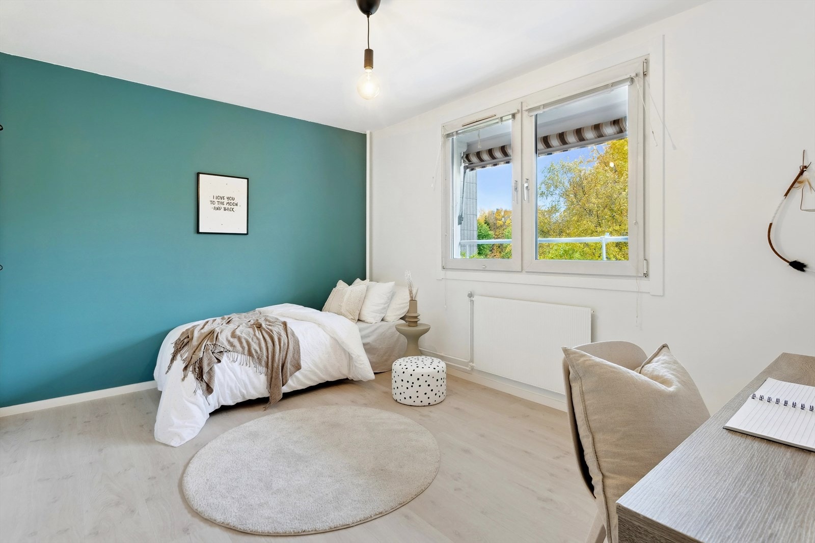 Soverom 2 er også av god størrelse. Her får du plass til stor seng, skrivepult og garderobe. Galleribilde