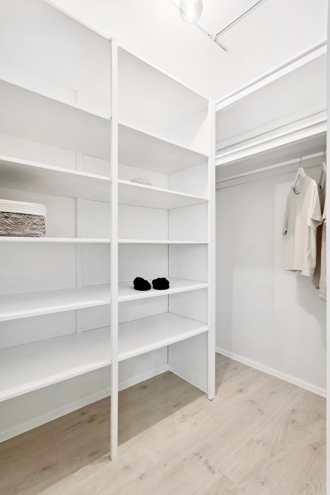 Innvendig bod med god plass til oppbevaring. Galleribilde