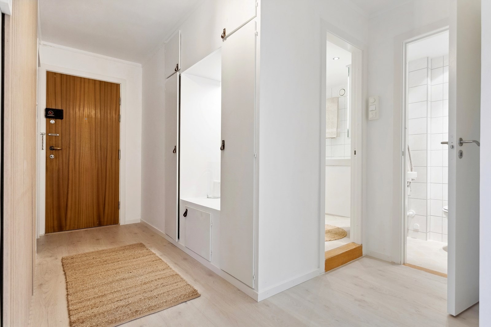 Romslig og innbydende entré med plass til å henge fra seg yttertøy og sette fra seg sko. Galleribilde