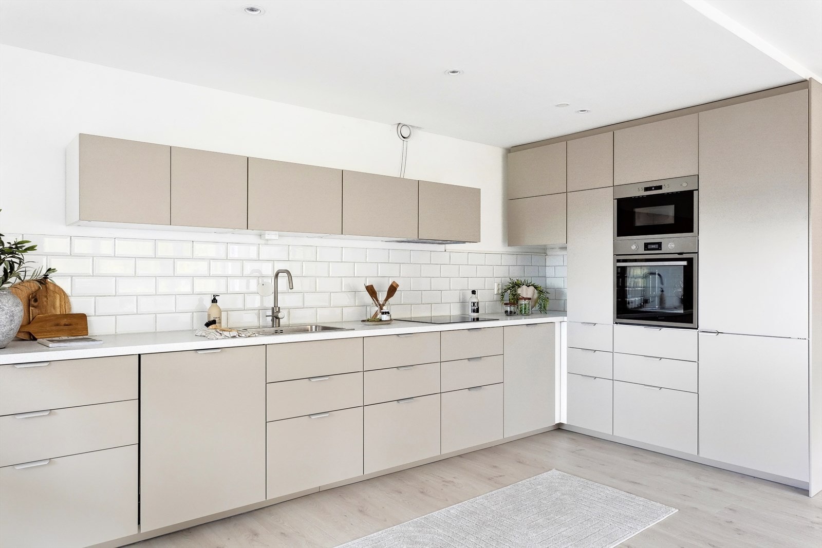 Lyse fliser over kjøkkenbenk. Galleribilde