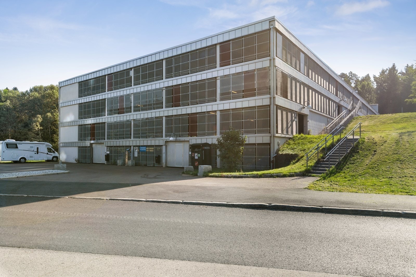 Solfjellet parkeringshus. Her kan du leie garasjeplass med eller uten lader. Galleribilde