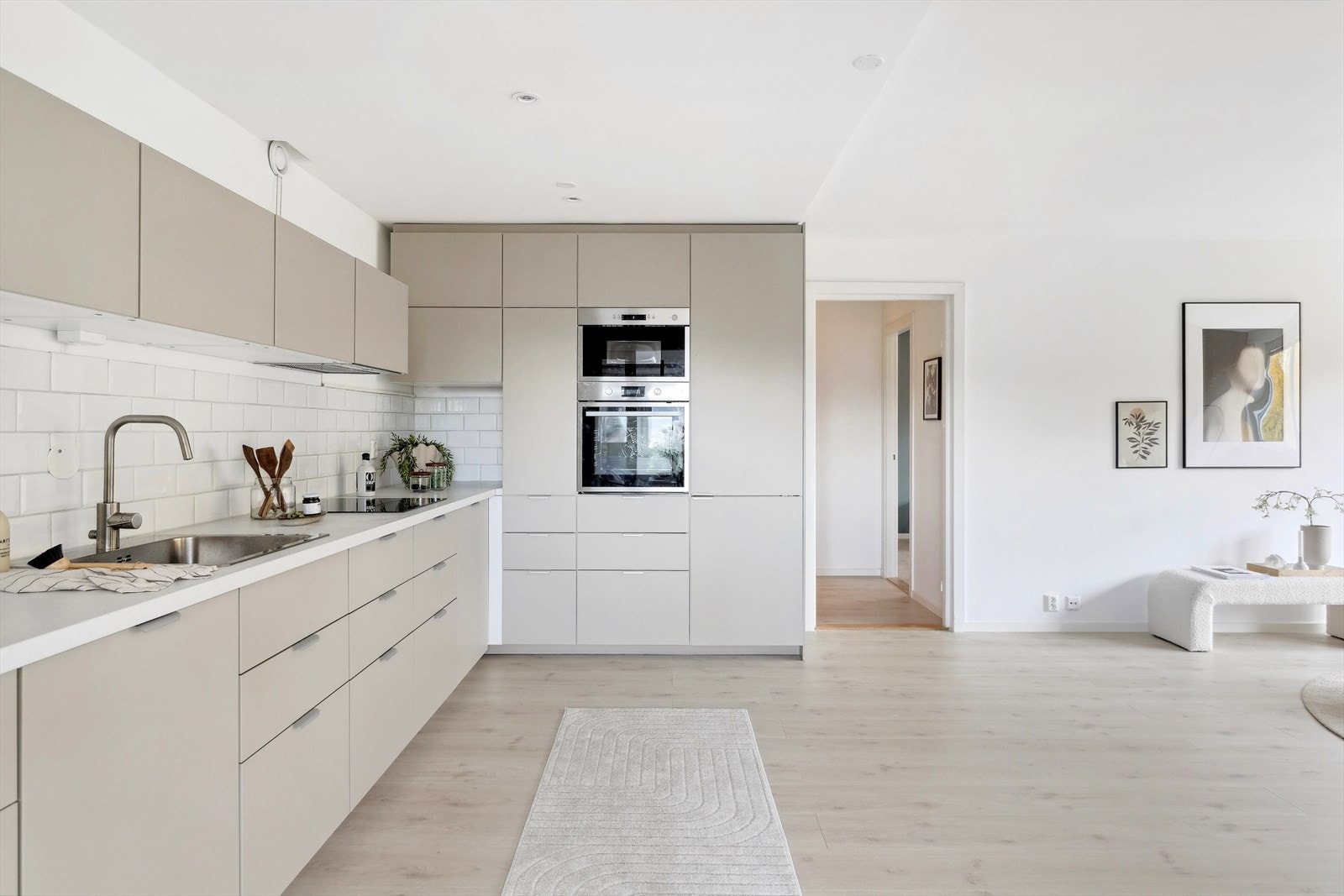 Det er rikelig med lagringsplass i skap og skuffer samt godt med benkeplass. Galleribilde