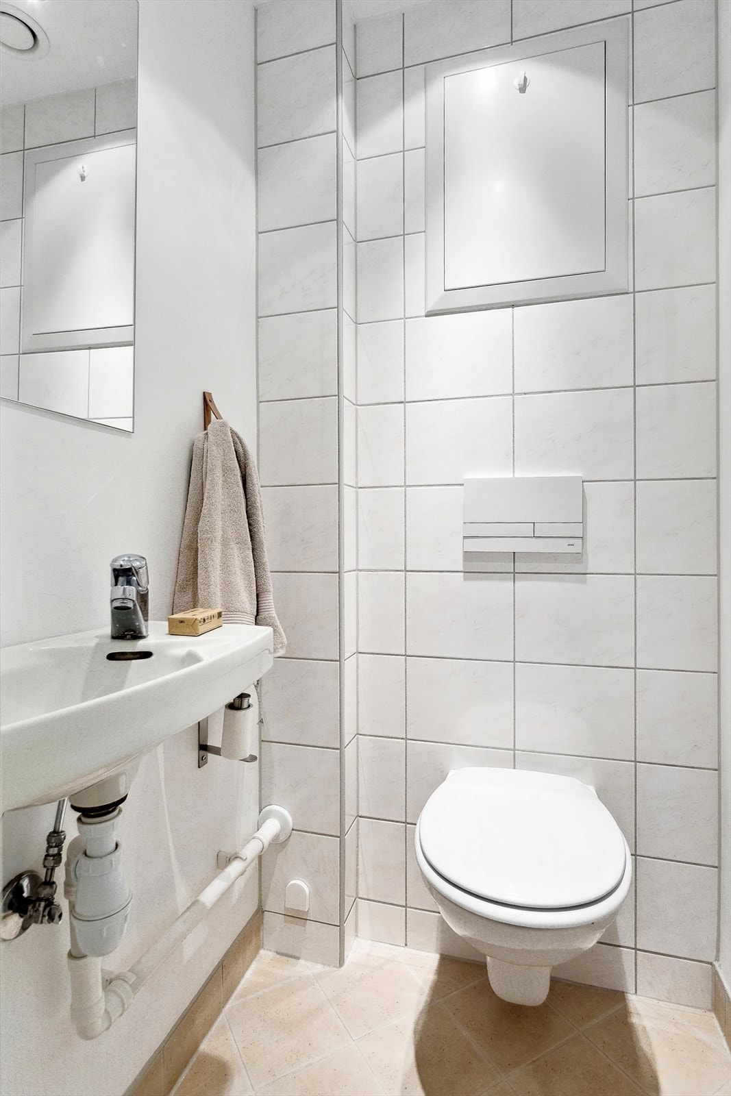 Separat toalettrom med vegghengt klosett og vegghengt servant. Galleribilde