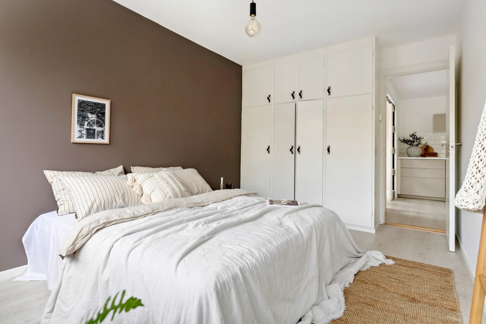 Hovedsoverom med god plass til oppbevaring i garderobeskap. Galleribilde