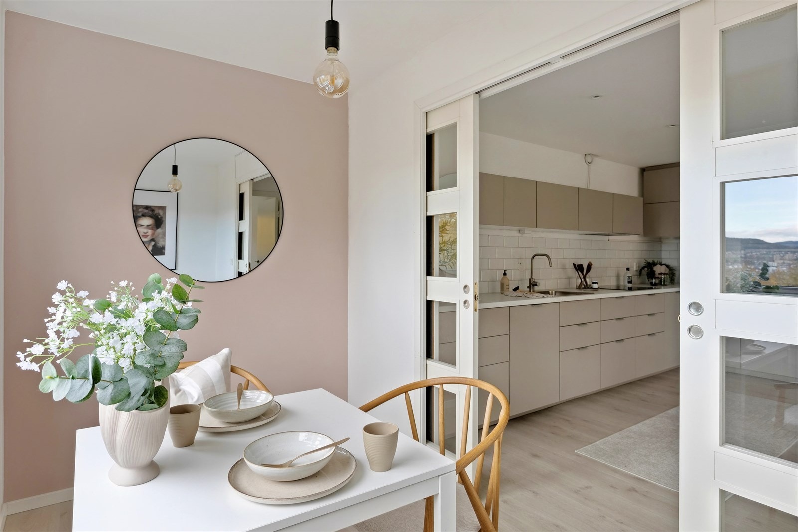 Med spisegruppen like i nærhet av kjøkkenet blir det både gøy og sosialt å kokkelere til det inviterte selskapet. Galleribilde