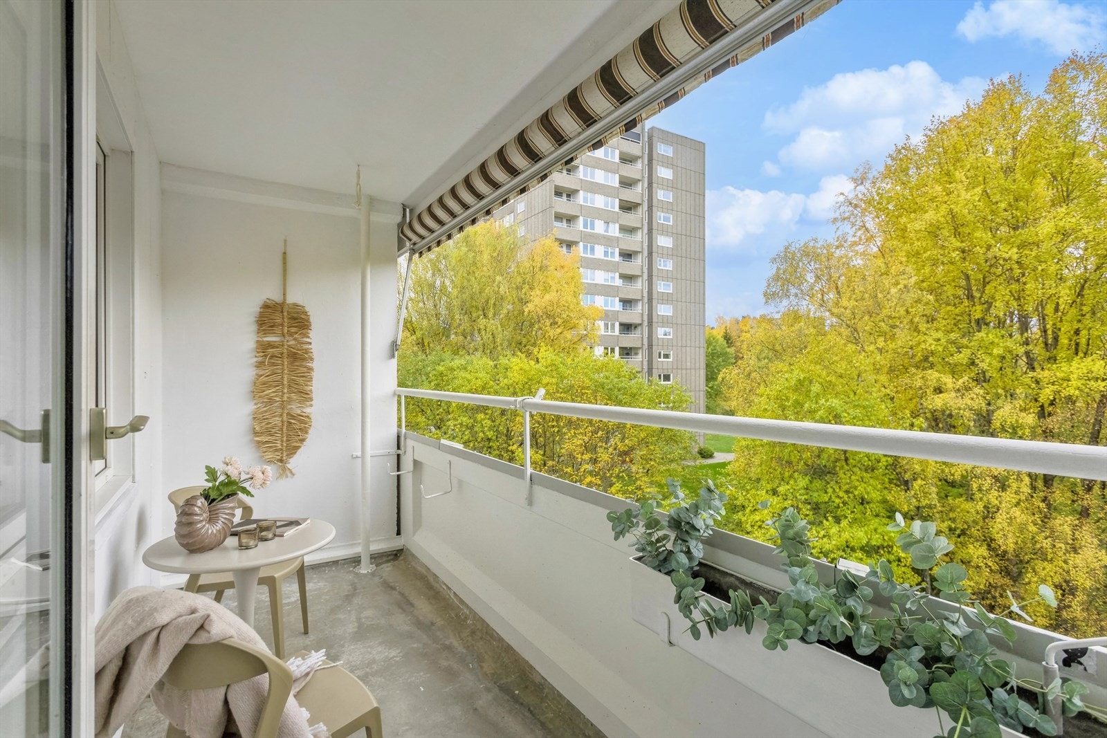 Fra stuen er det utgang til balkong med nydelig utsyn. Galleribilde