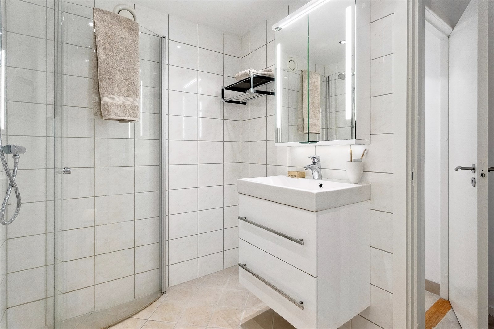 Delikat baderom oppgradert i 2014 i regi av borettslaget. Det er elektriske varmekabler i gulv. Galleribilde