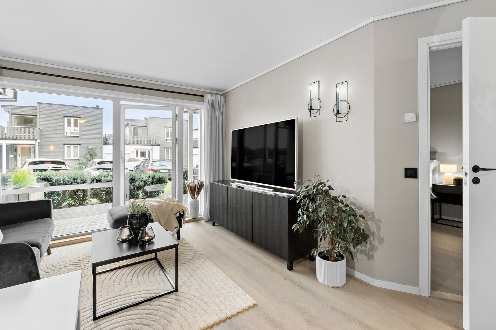 Stuens utforming gir plass til både sofa og spisestue. Galleribilde