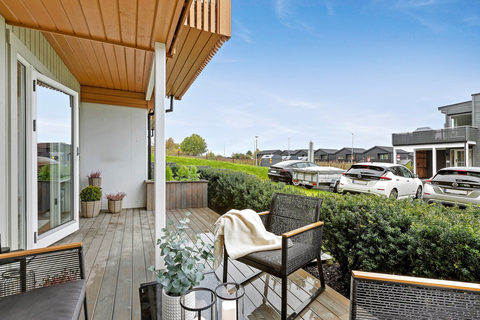 Herlig marketerrasse, lagt ny i 2021, med god plass til utemøbler. Galleribilde