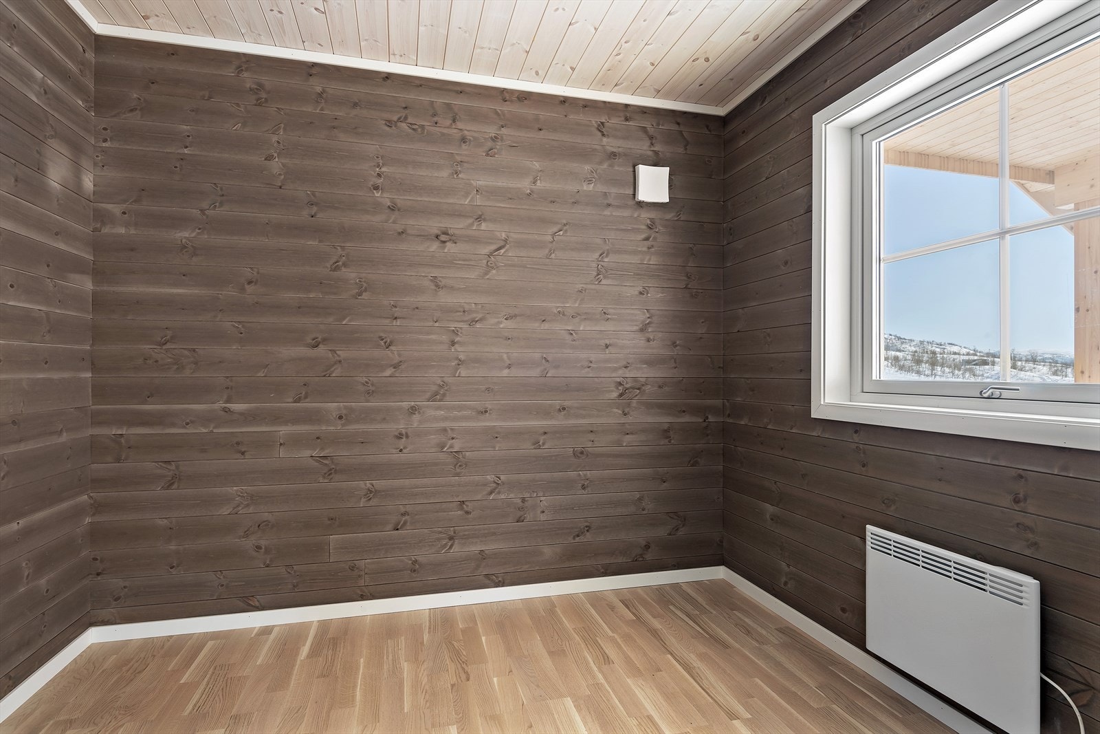 I 1. etasje er det to soverom. Hovedsoverommet har plass til en mindre dobbeltseng og oppbevaring. Det andre soverommet er av mindre størrelse. Galleribilde