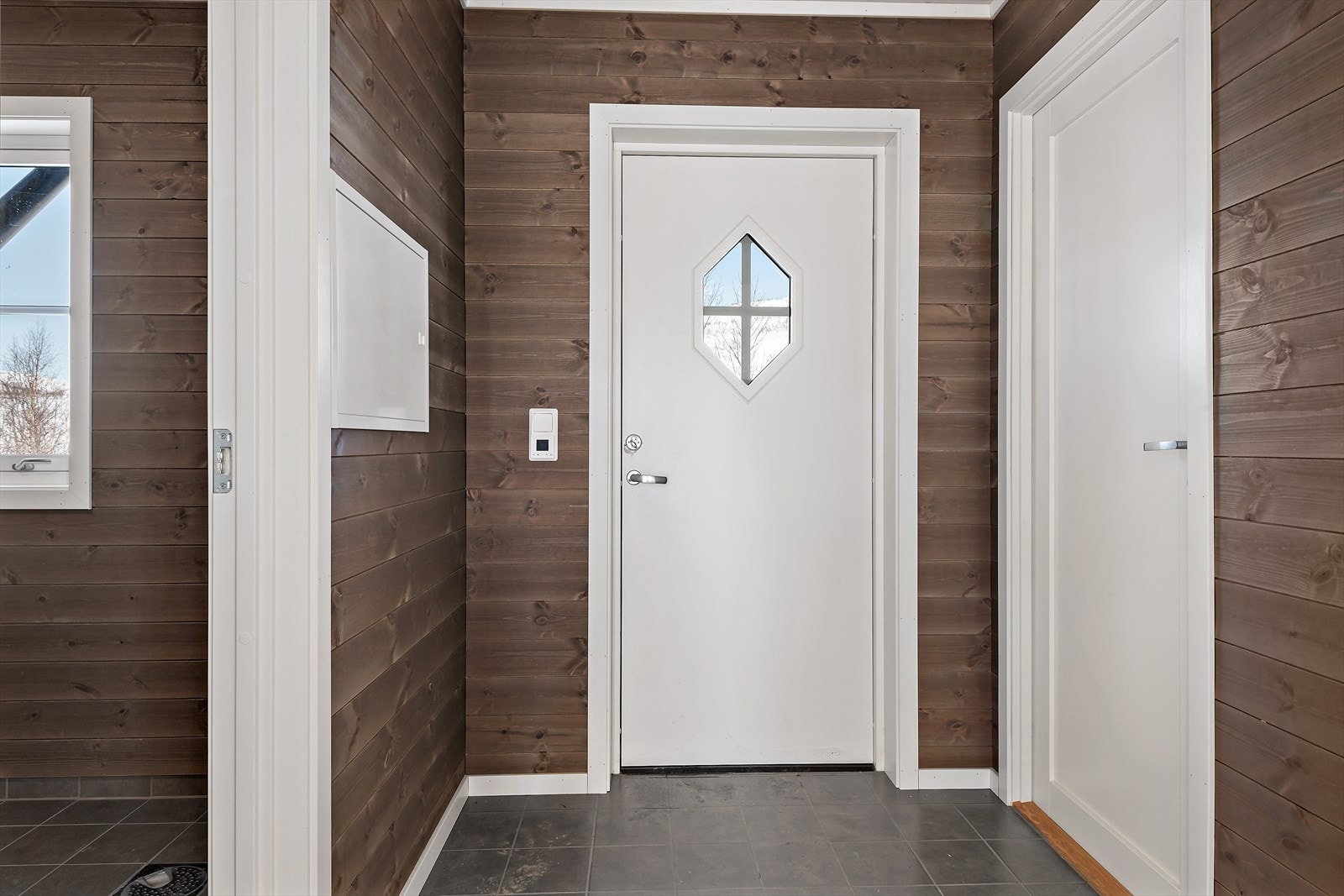 Et innbydende takoverbygd inngangsparti fører deg inn til entreen hvor det er plass til sko og oppheng av yttertøy. Velkommen inn! Galleribilde