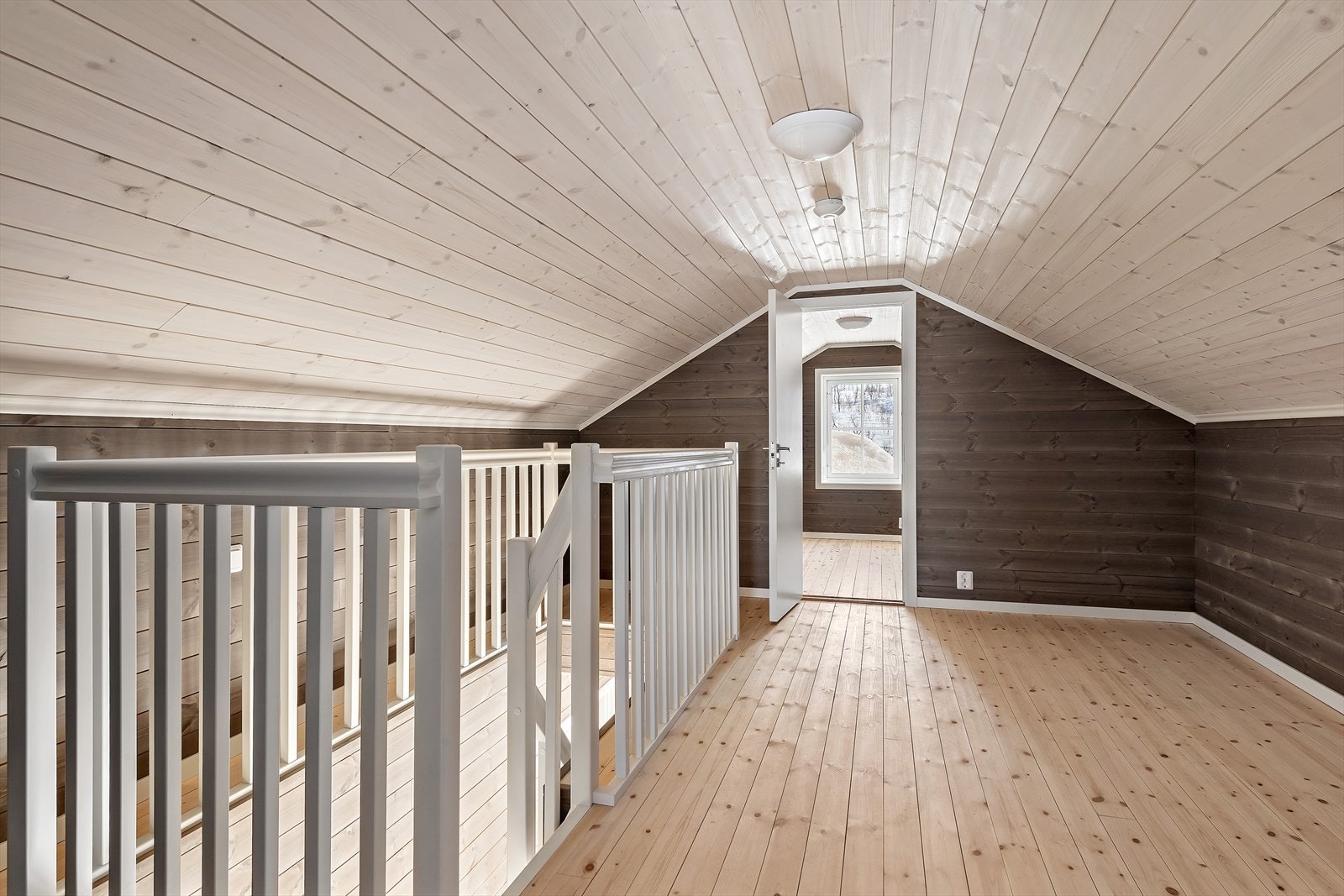 Hemsen består av trappegang/tv-stue og to soverom. Galleribilde