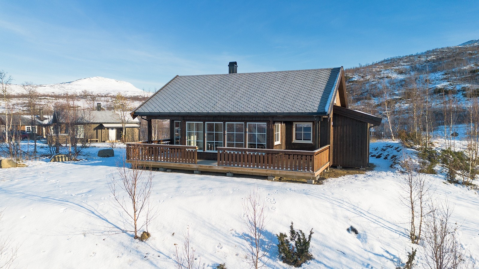 På sommerstid er det bilvei helt frem til hytta Galleribilde