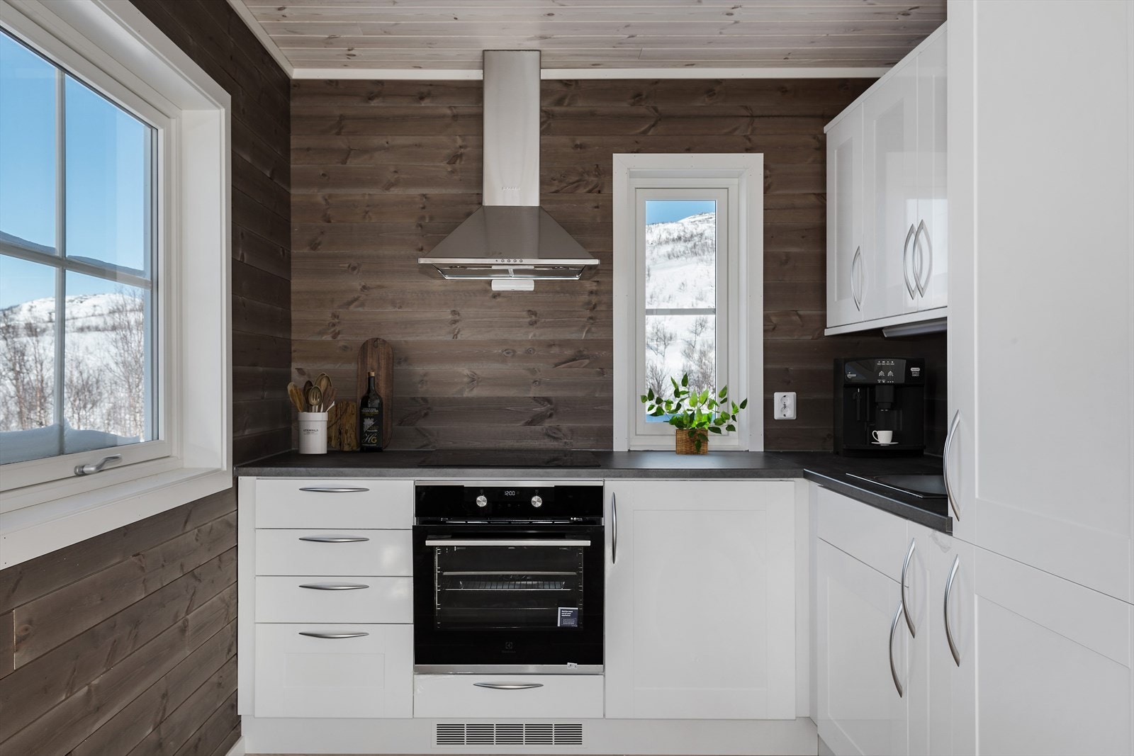 Kjøkkenet har klassisk L-form, og godt med skap- og benkeplass. Stekovn, koketopp og kombinert kjøl/fryseskap medfølger handelen. Galleribilde