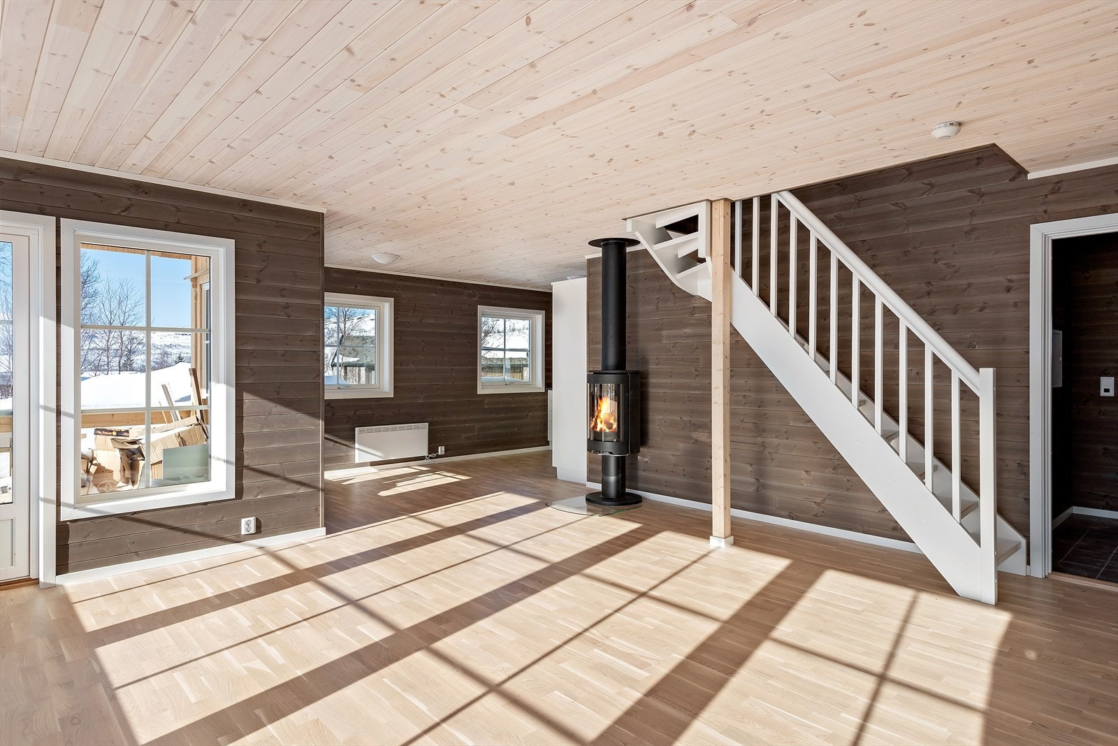 Stue og kjøkken har til dels åpen løsning, og er delt inn i ulike soner for sofakrok og spisestue. Galleribilde