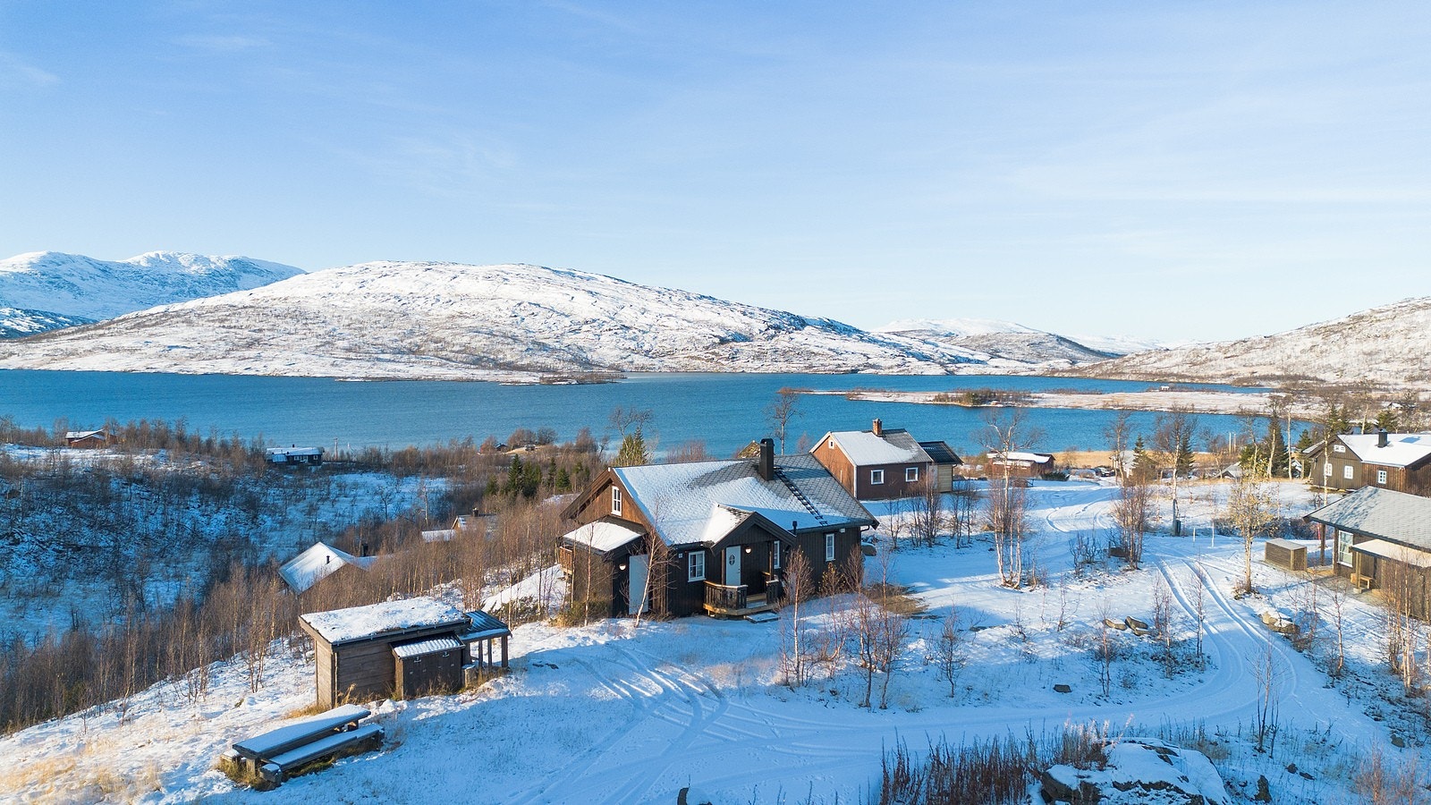 Hytta har flott beliggenhet på det som sannsynligvis er en av de fineste tomtene i feltet! Galleribilde