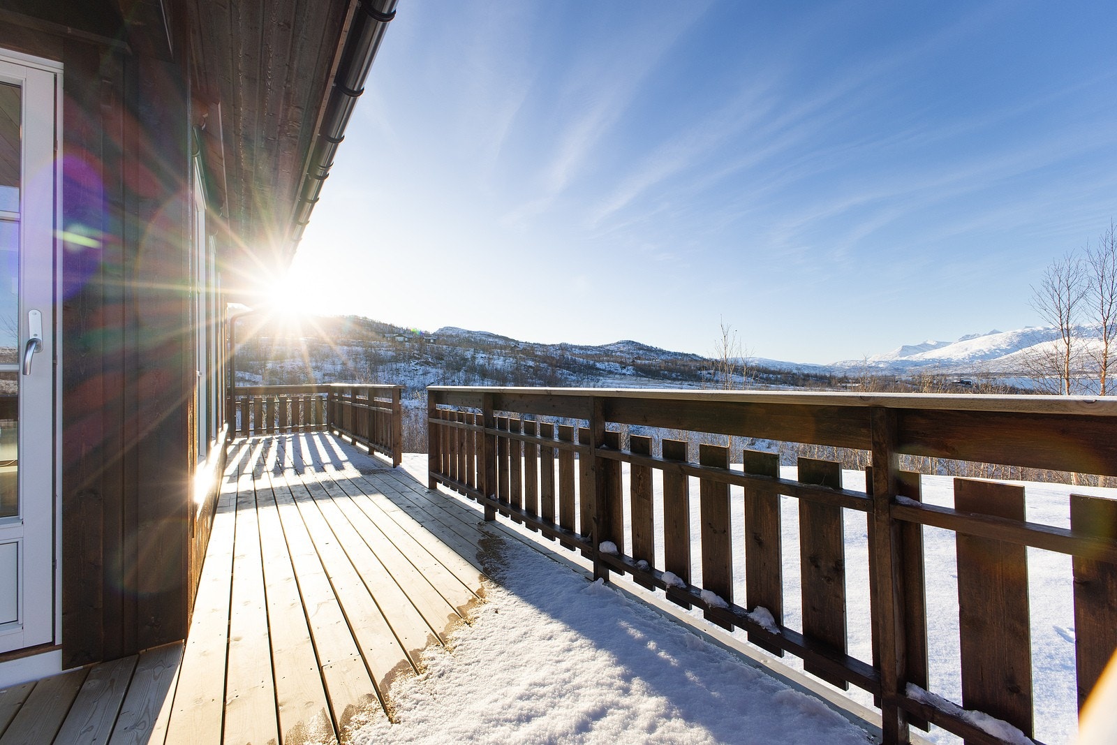 Romslig terrasse med utgang fra stuen Galleribilde