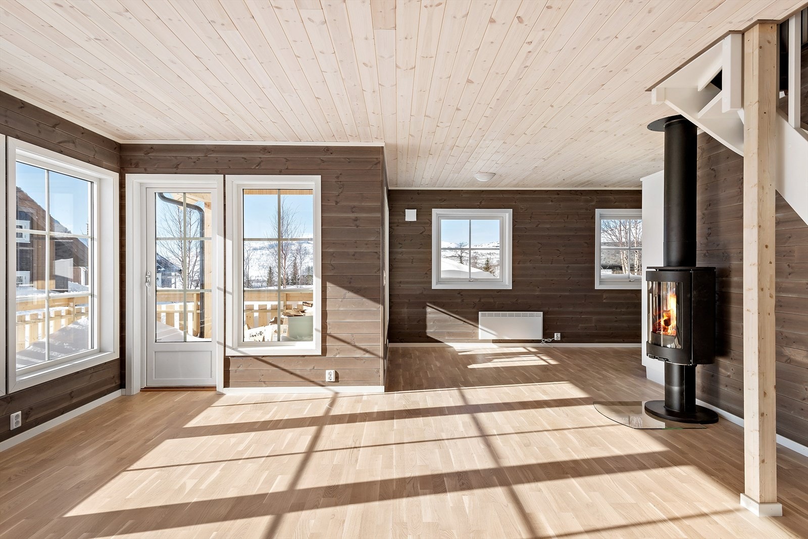 Fra stua er det utgang til terrassen som befinner seg på fremsiden av hytta. Galleribilde