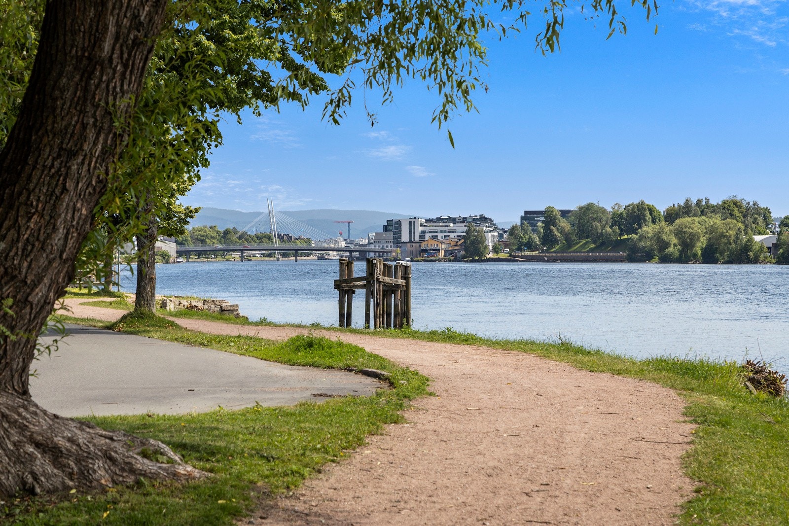 Fra boligen er det umiddelbar nærhet til flotte turmuligheter langs den kilomterlange elvepromenaden som tar deg helt inn til sentrum Galleribilde