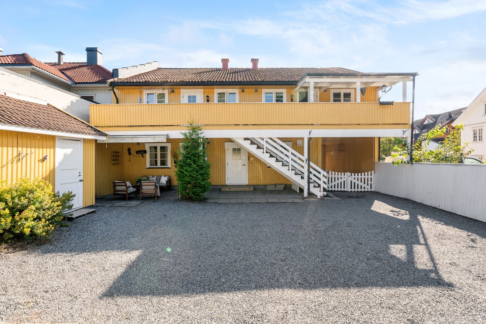 Skjermet og privat gårdsplass hvor det medfølger parkeringsplass for leiligheten Galleribilde