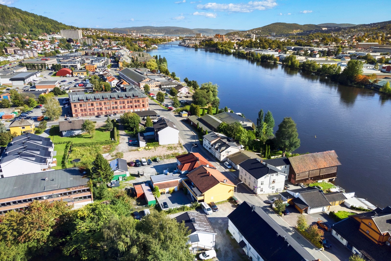 Eiendommen ligger i en rolig del, utenfor byens sentrum med den idylliske elven rennende forbi like nedenfor Galleribilde