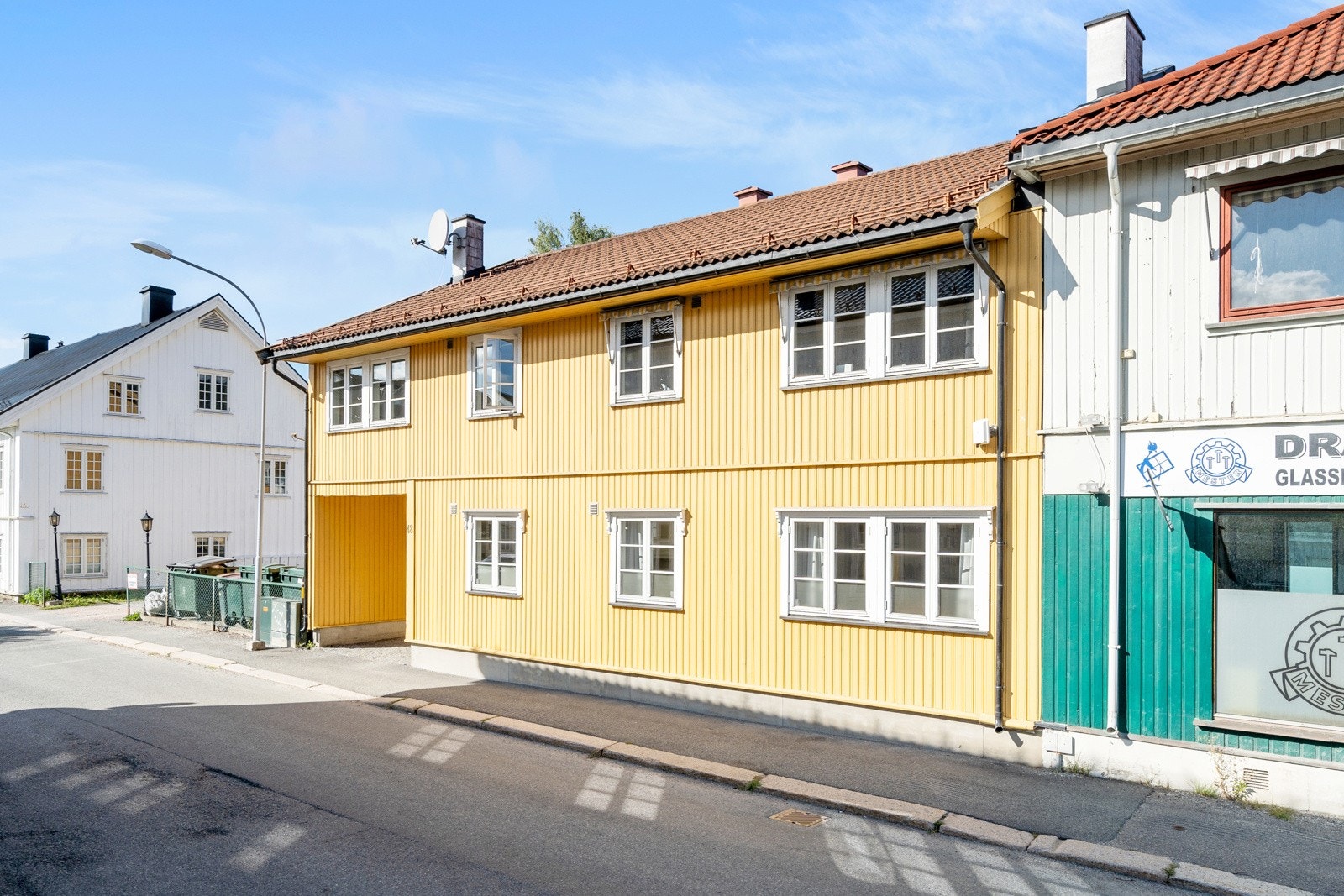 Sameiet består av tre enheter og leiligheten befinner seg i hele første etasje Galleribilde