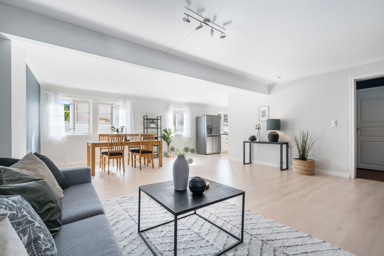Stor og luftig stue med vindusflater som slipper inn rikelig med naturlig lys Galleribilde
