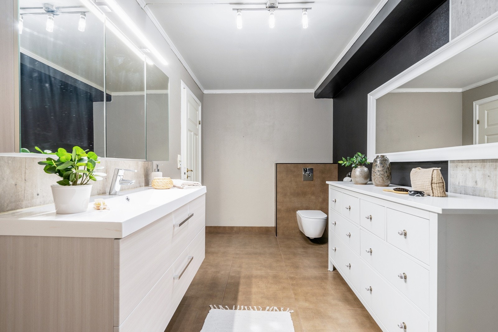 Badet ble overflateoppusset i 2020 med store gulvfliser, membran, innredning og våtromsplater som står til en fin kontrast på vegg Galleribilde