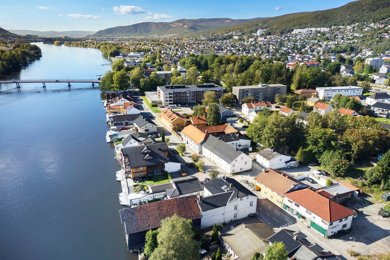 Det er også kort vei til kjernen av Drammen sentrum med jernbanestasjon, Bragernes Torg, restauranter og kaféer. Bussholdeplasser rett ved med hyppige avganger til sentrum Galleribilde