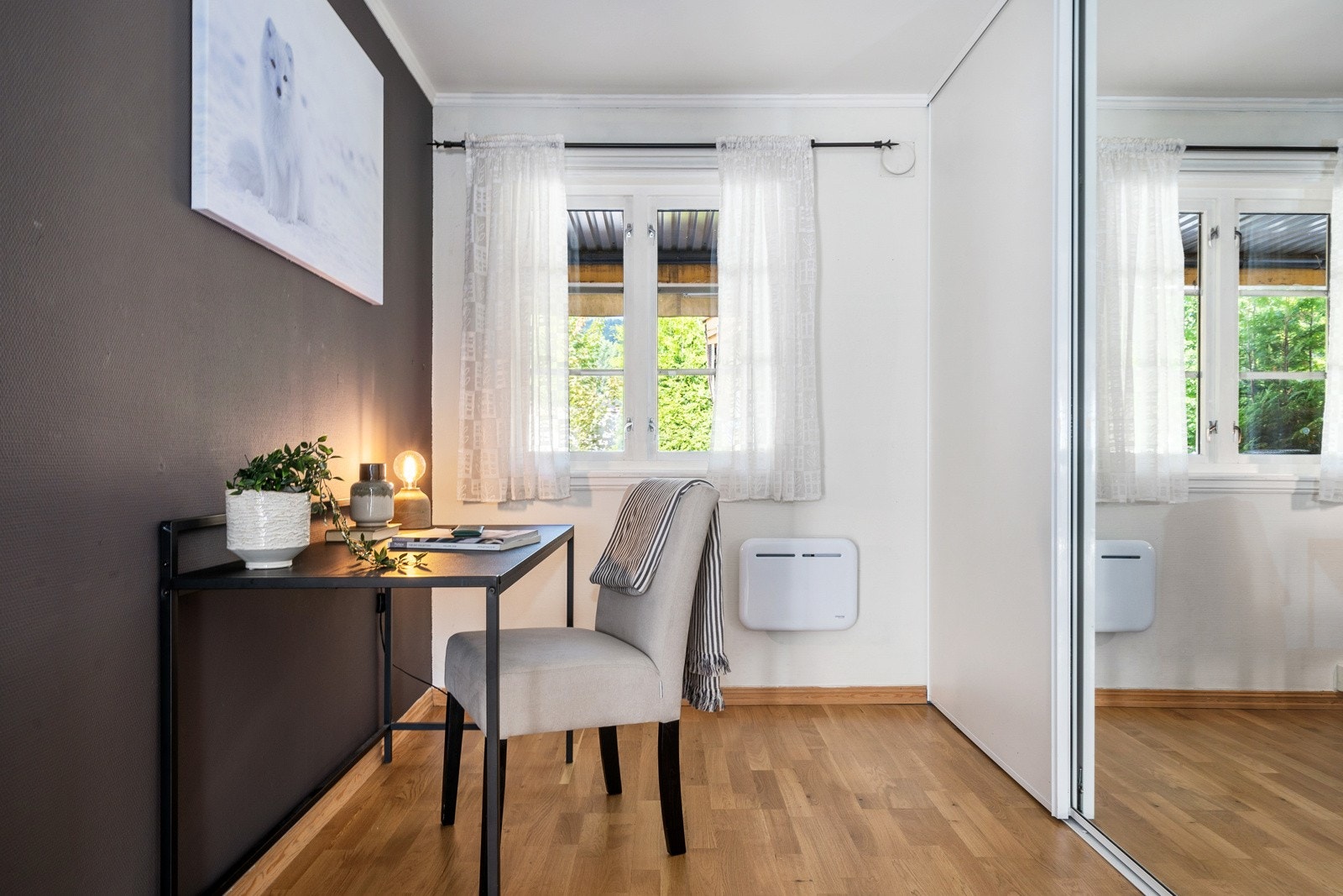 Soverom nummer tre er av noe mindre størrelse og benyttes i dag som et kontor. Det er montert skyvedørsgarderobe med speil Galleribilde