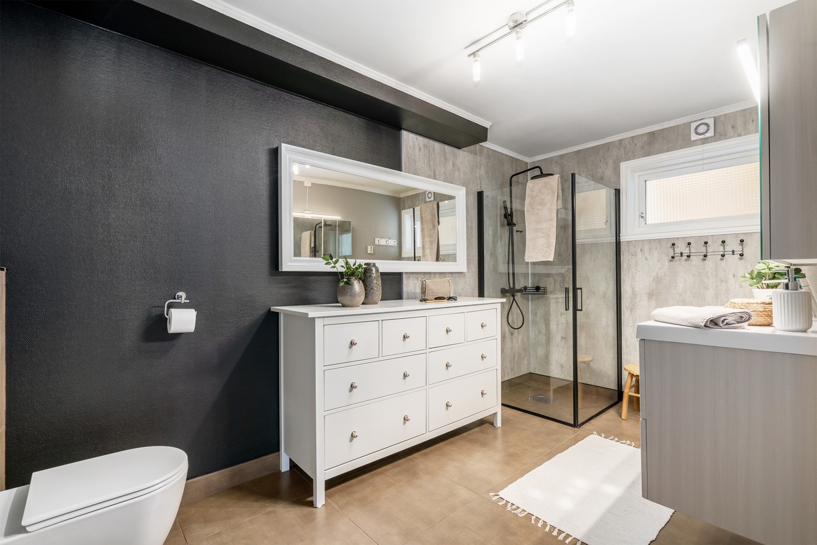 Badet har også vegghengt toalett og god plass til ytterligere baderomsmøblement. Leiligheten har et eget praktisk og separat vaskerom med opplegg for vaskemaskin tilknyttet gangen Galleribilde