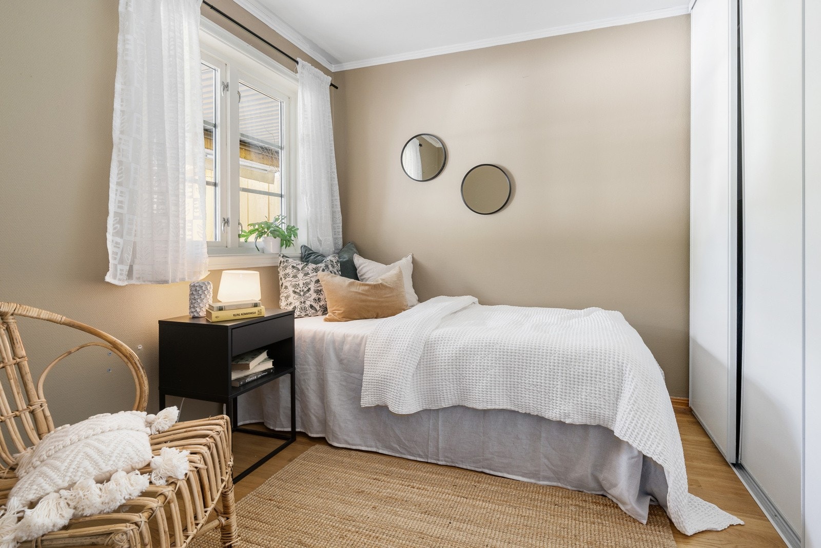 Soverom nummer to er av noe mindre størrelse med passer ypperlig til for eksempel et barnerom eller gjesterom. Montert skyvedørsgarderobe Galleribilde