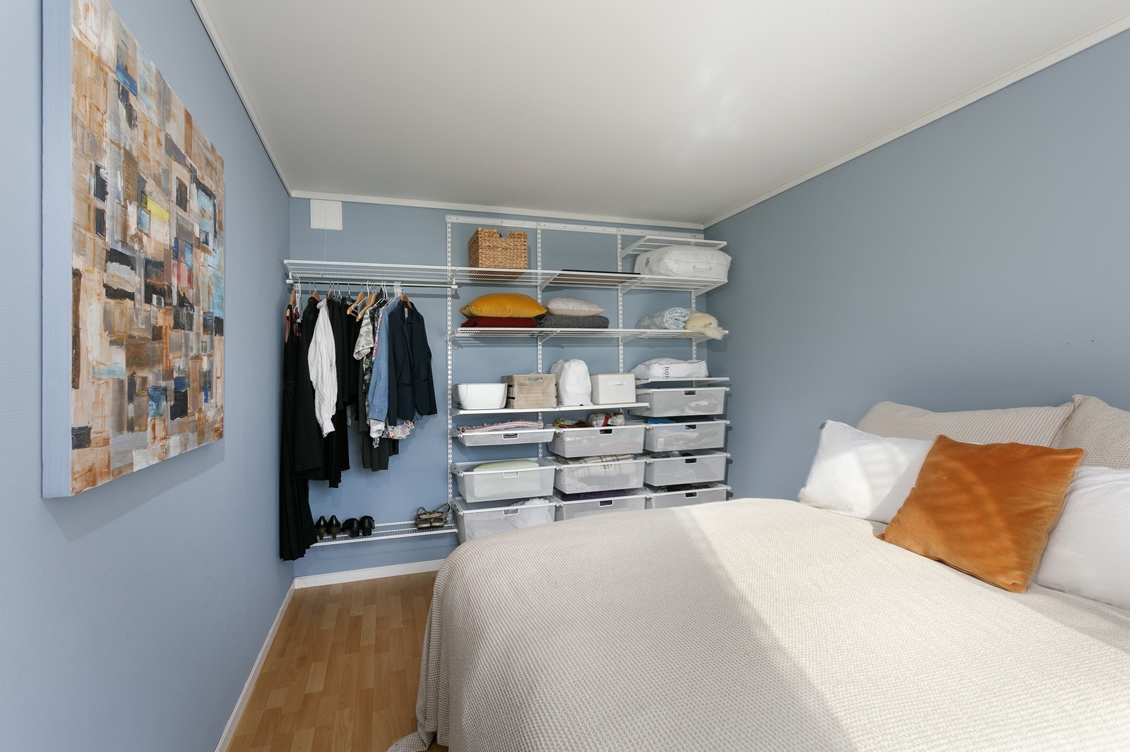Soverommet er innredet med praktisk garderobe. Galleribilde