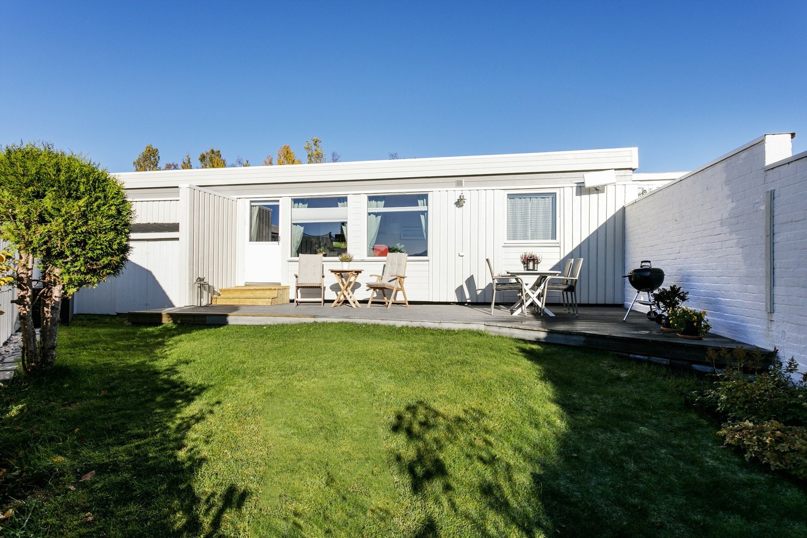 Pent opparbeidet uteområde med hage og terrasse. Galleribilde